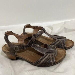 Taos Teezer Brown T strap Sandals size 40